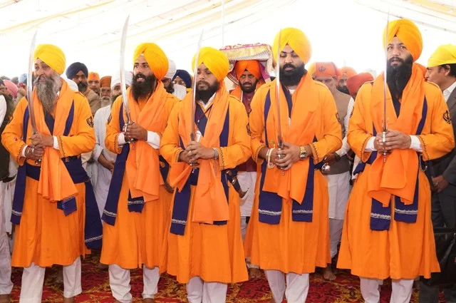 कुरुक्षेत्र आयोजन: मुख्यमंत्री सैनी ने उठाई श्री गुरु ग्रंथ साहिब की पालकी