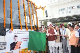 धामी ने काशीपुर में दिव्यांग सशक्तिकरण कौशल वाहन और कूड़ा वाहनों को दिखाई हरी झंडी