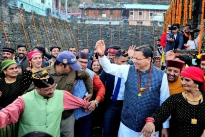 प्राचीन शिव मंदिर में सीएम धामी ने की पूजा, जनता-कार्यकर्ताओं ने किया स्वागत