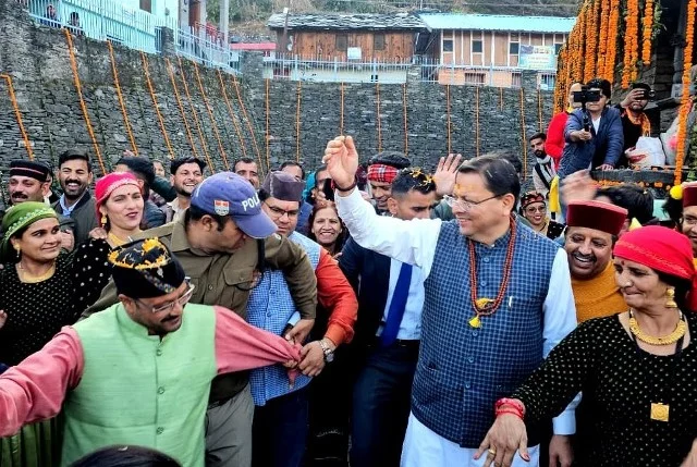 प्राचीन शिव मंदिर में सीएम धामी ने की पूजा, जनता-कार्यकर्ताओं ने किया स्वागत