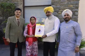 वित्त विभाग में नई क्लर्क हैपी कौर को चीमा ने सौंपा नियुक्ति पत्र