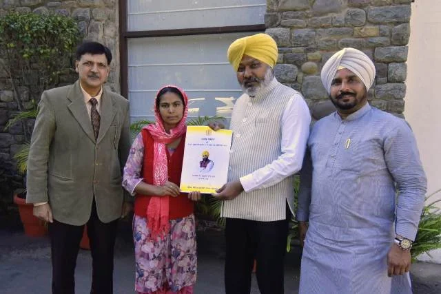 वित्त विभाग में नई क्लर्क हैपी कौर को चीमा ने सौंपा नियुक्ति पत्र