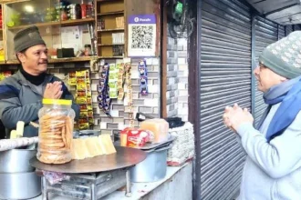 स्थानीय चाय विक्रेता की दुकान पर पहुंचे सीएम धामी, चखी चाय