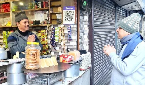 स्थानीय चाय विक्रेता की दुकान पर पहुंचे सीएम धामी, चखी चाय