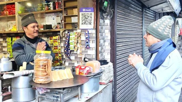 स्थानीय चाय विक्रेता की दुकान पर पहुंचे सीएम धामी, चखी चाय