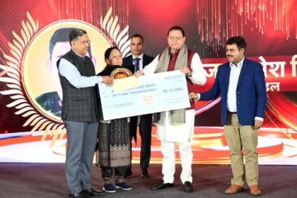 धामी ने शहीद सैनिकों को श्रद्धांजलि दी, परिजनों को मिला सम्मान