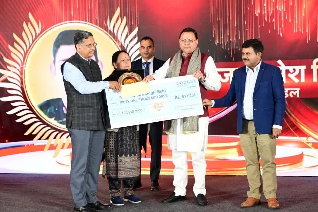 धामी ने शहीद सैनिकों को श्रद्धांजलि दी, परिजनों को मिला सम्मान