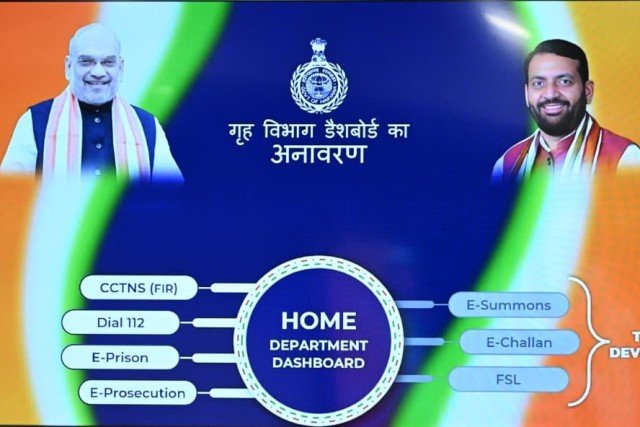 चंडीगढ़, 3 दिसंबर। हरियाणा के मुख्यमंत्री नायब सिंह सैनी ने आज गृह विभाग के डैशबोर्ड का उद्घाटन किया। यह एक बड़ा डिजिटल प्लेटफॉर्म है जो पूरे राज्य में कानून लागू करने, इमरजेंसी में मदद करने और पब्लिक सेफ्टी मैनेजमेंट में बड़ा बदलाव लाएगा। इस पहल को एक अहम मील का पत्थर बताते हुए मुख्यमंत्री ने कहा कि नए सिस्टम से सीनियर अधिकारी एक ही इंटरफ़ेस पर पुलिस, फायर, एम्बुलेंस, जेल और दूसरे ज़रूरी विंग से रियल-टाइम जानकारी पा सकेंगे। उन्होंने कहा कि इससे गृह विभाग में समन्वय बेहतर होगा, क्षमता बढ़ेगी और तेज़ी से फैसले लेने में मदद मिलेगी। सैनी ने इस नई पहल के लिए होम सेक्रेटरी और दूसरे सीनियर अधिकारियों और टेक्निकल टीम को बधाई दी। यह इंटीग्रेटेड प्लेटफॉर्म क्राइम एंड क्रिमिनल ट्रैकिंग नेटवर्क एंड सिस्टम्स (सीसीटीएनएस), डायल-112 इमरजेंसी रिस्पॉन्स, ई-प्रिज़न, ई-चालान, फोरेंसिक साइंस लेबोरेटरी और इससे जुड़े प्लेटफॉर्म जैसे ज़रूरी सिस्टम को एक साथ लाता है। मुख्यमंत्री ने अधिकारियों को डैशबोर्ड के साथ ई-समन और ई-चालान को जोड़ने का भी निर्देश दिया। मुख्यमंत्री ने डैशबोर्ड के ज़रिए हरियाणा की सभी 20 जेलों की रियल टाइम में लाइव मॉनिटरिंग की तारीफ़ की। इससे अधिकारी कैदियों के ट्रांसफर, एक्सपेंशन की ज़रूरतों और भीड़ कम करने के उपायों की प्लानिंग कर पाएंगे। मुख्यमंत्री ने कहा कि इस तरह की रियल-टाइम विज़िबिलिटी से ज्यादा जानकारी और समय पर प्रशासनिक कार्रवाई करने में मदद मिलेगी। बैठक में गृह विभाग की अतिरिक्त मुख्य सचिव डॉ. सुमिता मिश्रा ने बताया कि 1 जुलाई, 2024 से 30 नवंबर, 2025 के बीच डैशबोर्ड पर 1,78,038 एफआईआर दर्ज की गईं, जिनमें से 1,32,790 केस निपटाए जा चुके हैं, जो 74.58 प्रतिशत डिस्पोज़ल रेट दिखाता है। इमरजेंसी में, पुलिस अब एवरेज 11 मिनट 54 सेकंड का रिस्पॉन्स टाइम देती है और डिस्पैच 7 मिनट 36 सेकंड के अंदर हो जाता है। उन्होंने कहा कि एम्बुलेंस सर्विस औसतन 23 मिनट 49 सेकंड में लोगों तक पहुंच रही हैं, जिससे उन्हें जल्दी मेडिकल मदद मिल रही है और नतीजे बेहतर हो रहे हैं। डॉ. सुमिता मिश्रा ने कहा कि डैशबोर्ड को जल्द ही गृह विभाग और न्याय प्रशासन से भी जोड़ा जाएगा। पुलिस, प्रॉसिक्यूशन, ज्यूडिशियरी, जेल और फोरेंसिक के बीच बिना रुकावट डेटा फ्लो को मुमकिन बनाने के लिए इंटर ऑपरेबल क्रिमिनल जस्टिस सिस्टम (आईसीजेएस) को इंटीग्रेट करने का भी प्लान चल रहा है। डॉ. मिश्रा ने कहा कि यह प्लेटफॉर्म पुलिस स्टेशनों की परफॉर्मेंस-बेस्ड रैंकिंग को आसान बनाएगा, अकाउंटेबिलिटी को मजबूत करेगा और लगातार सुधार को बढ़ावा देगा। यह सभी 24 पुलिस जिला और 413 पुलिस स्टेशनों के रियल-टाइम डेटा से भी चलेगा। डैशबोर्ड का मकसद पूरे राज्य में क्राइम ट्रेंड्स पर नज़र रखने, विभाग के बीच तालमेल सुधारने और पब्लिक सेफ्टी बढ़ाने के लिए एक बड़े निर्णय-समर्थन प्रणाली के तौर पर काम करना होगा।