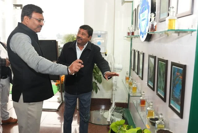 किसानों को डोर-स्टेप सहायता देने के निर्देश, सगंध पौधा केंद्र होगा मजबूत