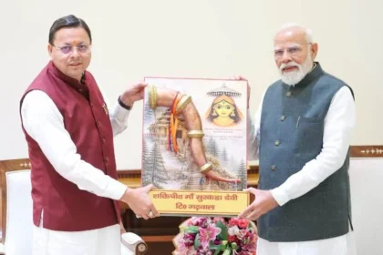सीएम धामी ने पीएम को उत्तराखंड आने का दिया निमंत्रण, भेंट किए पारंपरिक उपहार
