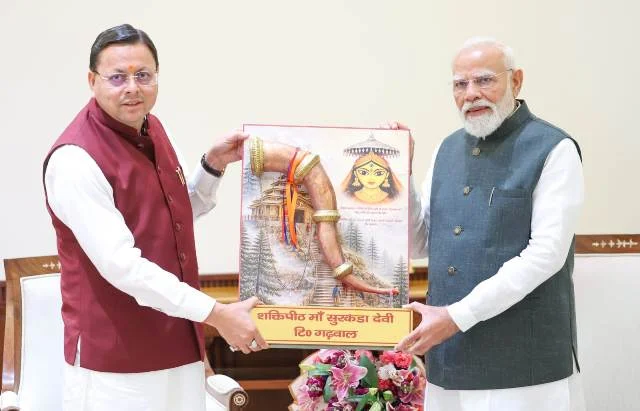 सीएम धामी ने पीएम को उत्तराखंड आने का दिया निमंत्रण, भेंट किए पारंपरिक उपहार