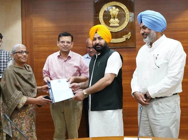 14 तहसीलदार और 13 नायब तहसीलदार हुए पदोन्नत, मंत्री ने दी बधाई