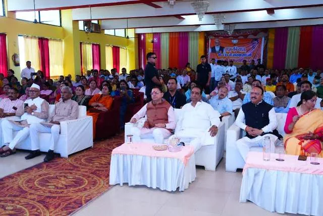 बड़ी संख्या में स्थानीय लोगों संग सीएम धामी ने ‘मन की बात’ सुनी