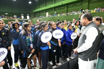 सीएम धामी ने टेबल टेनिस खेलकर खिलाड़ियों का उत्साहवर्धन किया