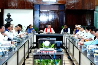 तथ्यात्मक जानकारी के साथ ही बैठक में आएं अधिकारी - धामी