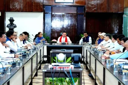 तथ्यात्मक जानकारी के साथ ही बैठक में आएं अधिकारी - धामी