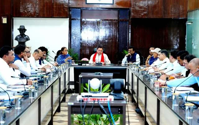 तथ्यात्मक जानकारी के साथ ही बैठक में आएं अधिकारी - धामी