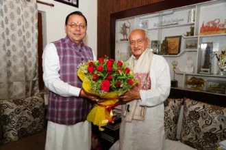 पूर्व मुख्यमंत्री कोश्यारी के आवास पहुंचकर पुष्कर सिंह धामी ने जताई खुशी