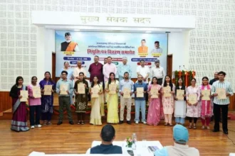 मुख्य सेवक सदन में आयोजित कार्यक्रम में नियुक्ति पत्र वितरण