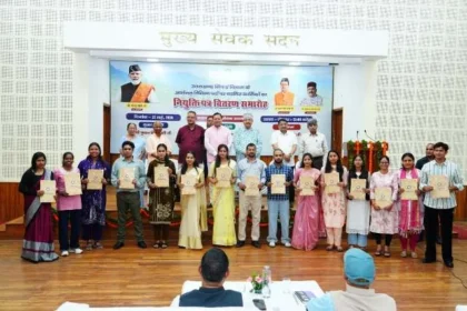मुख्य सेवक सदन में आयोजित कार्यक्रम में नियुक्ति पत्र वितरण