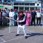 मुख्यमंत्री धामी ने बल्लेबाजी कर क्रिकेट पिच का औपचारिक उद्घाटन किया