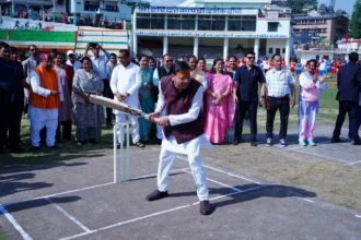 मुख्यमंत्री धामी ने बल्लेबाजी कर क्रिकेट पिच का औपचारिक उद्घाटन किया