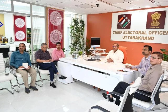 गणना फार्म वितरण और डिजिटाइजेशन कार्यों को लेकर जिलाधिकारियों के साथ वीडियो कॉन्फ्रेंस