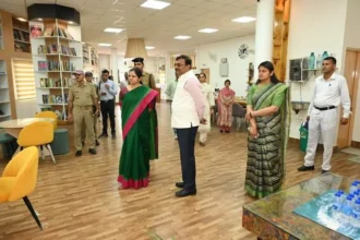 दो दिवसीय जनपद भ्रमण के दौरान मुख्य सचिव ने जमीनी व्यवस्थाओं का लिया जायजा