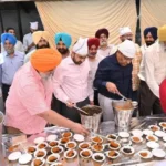 श्रद्धा और समर्पण भाव से संगत को ठंडा मीठा जल, छोले और कड़ाह प्रसाद वितरित