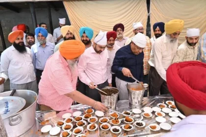 श्रद्धा और समर्पण भाव से संगत को ठंडा मीठा जल, छोले और कड़ाह प्रसाद वितरित