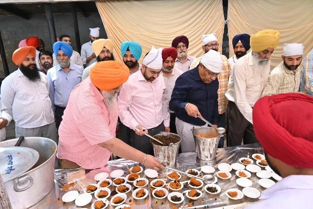 श्रद्धा और समर्पण भाव से संगत को ठंडा मीठा जल, छोले और कड़ाह प्रसाद वितरित