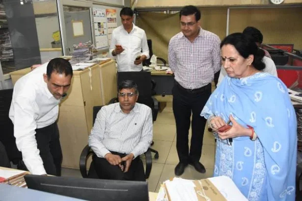 सरकारी कामकाज में तेजी लाने के लिए शिक्षा मंत्री का सख्त रुख