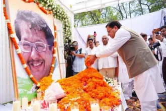 स्वर्गीय जसपाल राणा के छायाचित्र पर पुष्पांजलि अर्पित कर CM ने जताया सम्मान