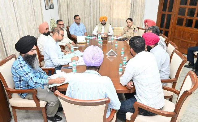 आउटसोर्स कर्मचारियों को कॉन्ट्रैक्ट पर लाने और नियमित करने की प्रक्रिया तेज