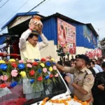 कलश सिर पर रखकर शोभायात्रा में शामिल हुए धामी, श्रद्धालुओं के साथ निभाई परंपरा