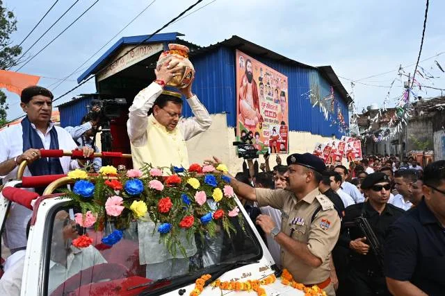 कलश सिर पर रखकर शोभायात्रा में शामिल हुए धामी, श्रद्धालुओं के साथ निभाई परंपरा