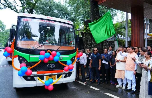 ग्रीन ट्रांसपोर्ट को बढ़ावा, मुख्यमंत्री ने प्राथमिक लाभार्थियों को प्रोत्साहन राशि सौंपी