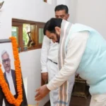 न्यायमूर्ति महाबीर सिंह सिंधु के निवास पहुंचकर मुख्यमंत्री ने परिजनों को बंधाया ढांढस