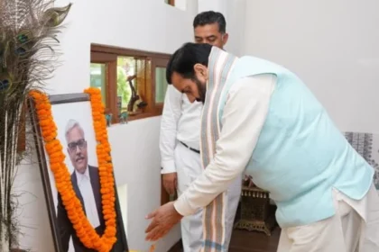 न्यायमूर्ति महाबीर सिंह सिंधु के निवास पहुंचकर मुख्यमंत्री ने परिजनों को बंधाया ढांढस