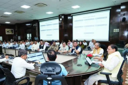 शिकायतों के निस्तारण में लापरवाही बर्दाश्त नहीं, अधिकारियों को CM की चेतावनी