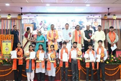 हाईस्कूल और इंटरमीडिएट के उत्कृष्ट विद्यार्थियों का सम्मान, मुख्यमंत्री ने बढ़ाया उत्साह