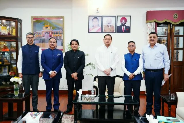 कुशल मानव संसाधन और युवाओं के अवसरों को लेकर धामी ने की बैठक