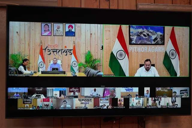 गड्ढा मुक्त सड़कों से लेकर सत्यापन अभियान तक, CM ने जिलों की तैयारियों की समीक्षा की