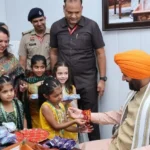 रक्षाबंधन पर छात्राओं से राखी बंधवाकर सीएम सैनी ने दिया आशीर्वाद