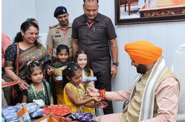 रक्षाबंधन पर छात्राओं से राखी बंधवाकर सीएम सैनी ने दिया आशीर्वाद