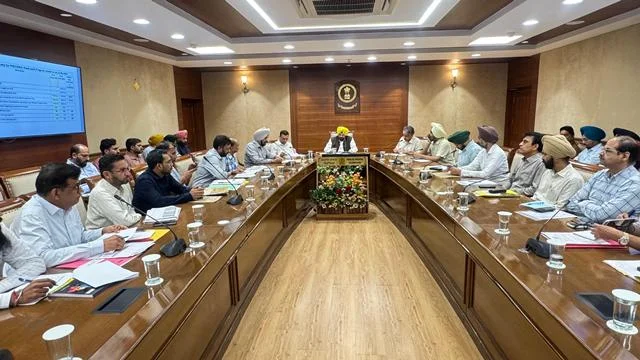लोक निर्माण मंत्री ने की सड़क परियोजनाओं की समीक्षा