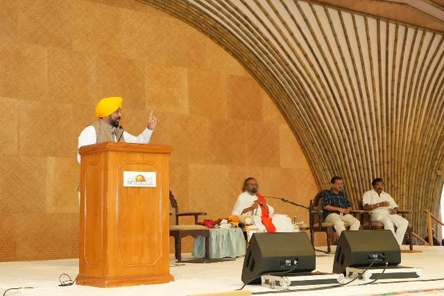 श्री श्री रविशंकर से मिले भगवंत मान, आध्यात्मिक शांति का लिया अनुभव