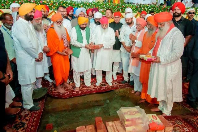 संत समाज की मौजूदगी में सीएम मान ने रखा बाणी अध्ययन केंद्र का नींव पत्थर