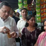 स्थानीय कारोबारियों से सहज अंदाज में मिले मुख्यमंत्री, लोगों में दिखा उत्साह