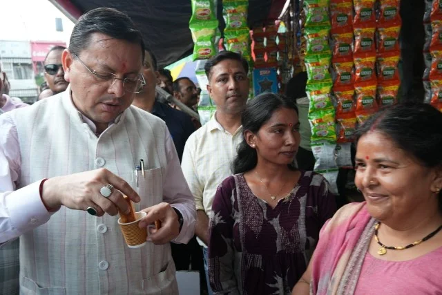 स्थानीय कारोबारियों से सहज अंदाज में मिले मुख्यमंत्री, लोगों में दिखा उत्साह